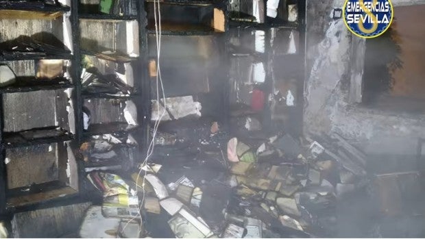 Investigan por qué salió ardiendo dos veces el mismo piso de la calle Candelario de Sevilla