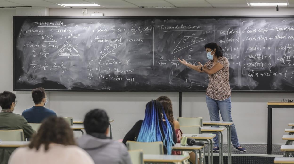 Una profesora dando clases