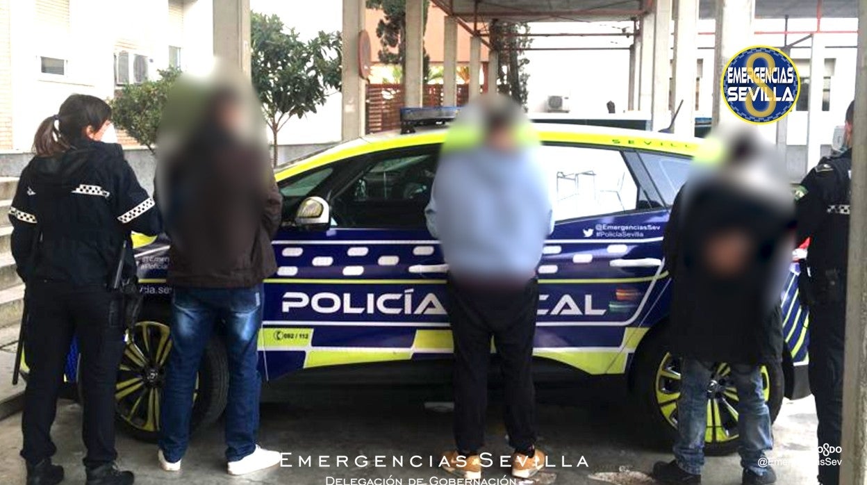 Los tres detenidos por la Policía tras haber cometido el robo en el bar de San Juan de Aznalfarache