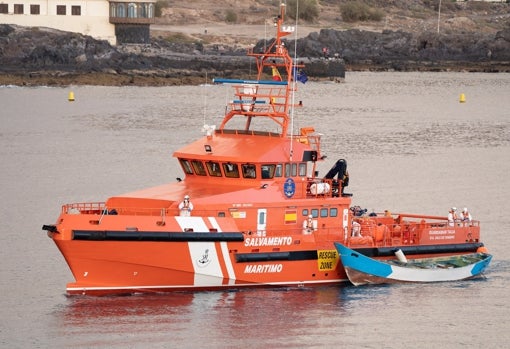 El cayuco donde murieron 24 personas, remolcado al puerto de los Cristianos de Tenerife