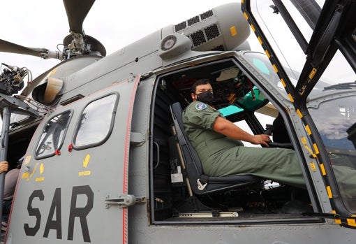 El comandante Ignacio Crespo en el helicóptero Superpuma que pilota