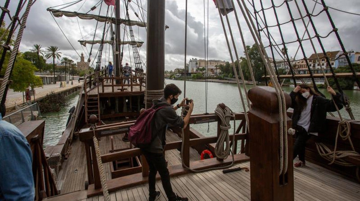 Una de las réplicas de la Nao Victoria atracada en Sevilla