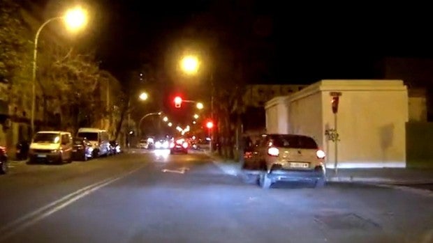 Un taxista persigue al coche fugado tras provocar un accidente en Sevilla y permite su identificación