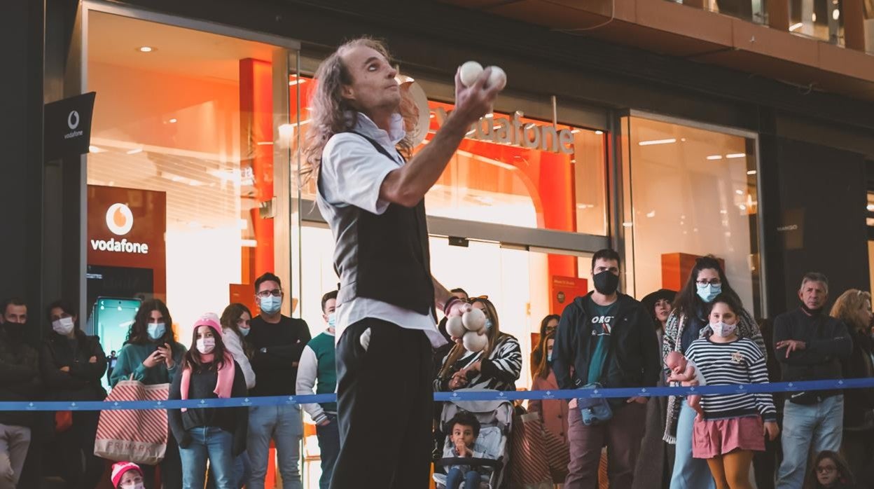 Malabares en el festival de circo de invierno en el Centro Comercial Torre Sevilla