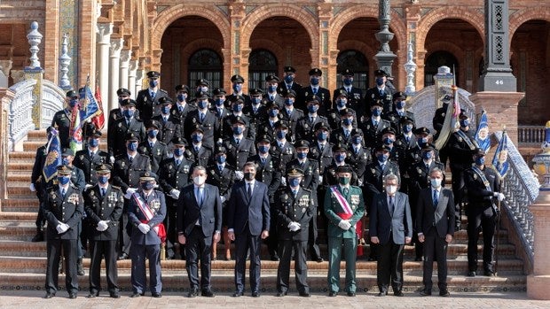 Jura de nuevos oficiales de la Policía en la Plaza de España de Sevilla