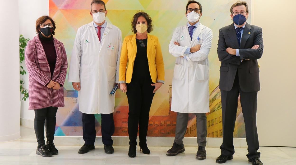 El doctor Crespo Facorro junto a la viceconsejera de Salud y Familias, Catalina García; el director gerente del Virgen del Rocío, Manuel Molina, Ana López, vicerrectora de la US y el catedrático de Didáctica Julio Cabero