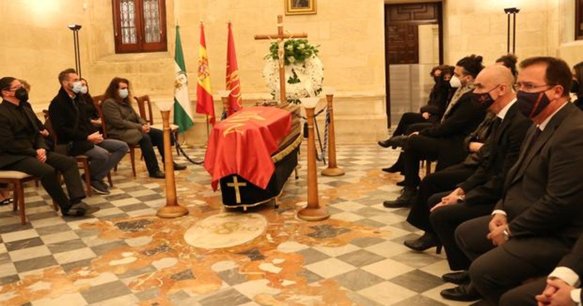 La capilla ardiente de Pascual González se ha instalado en el Ayuntamiento de Sevilla