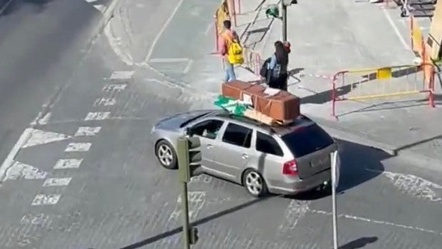 ¿Qué hace este coche por las calles de Sevilla con un ataúd sobre su techo?