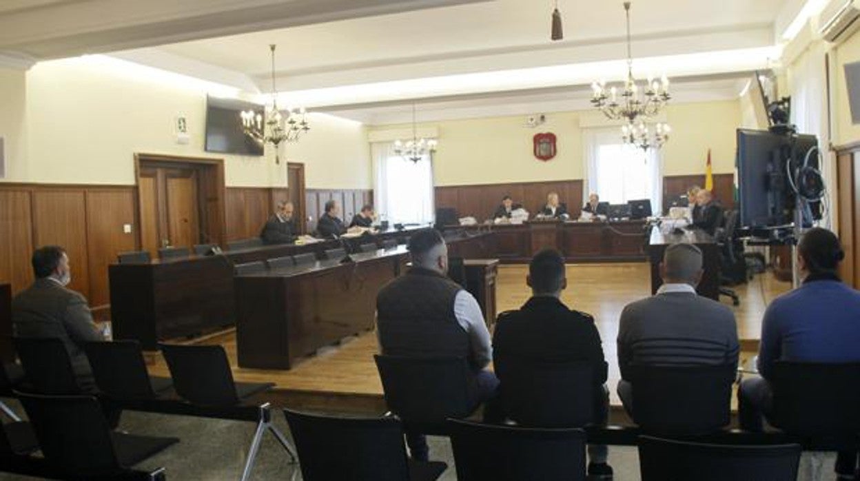 El exagente de la Policía Local y los cuatro asaltantes durante el juicio en la Audiencia