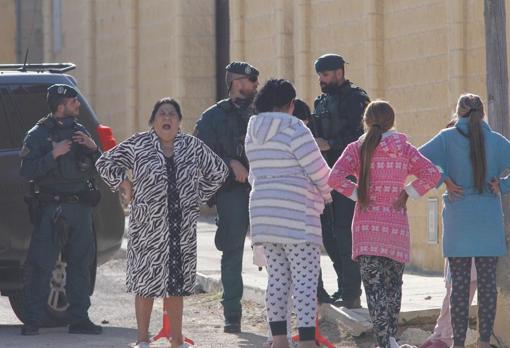 Vecinos de la barriada de la Hermandad en Coria junto a los agentes durante la redada