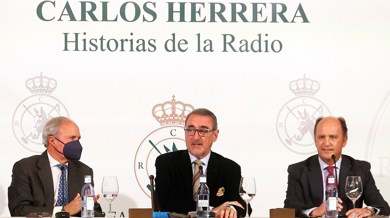 Carlos Herrera, entre Manuel Román y Rodrigo Molina