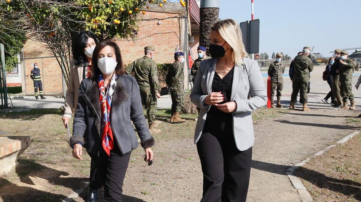 Margarita Robles con la alcaldesa de Alcalá de Guadaíra, este miércoles en la base de El Copero