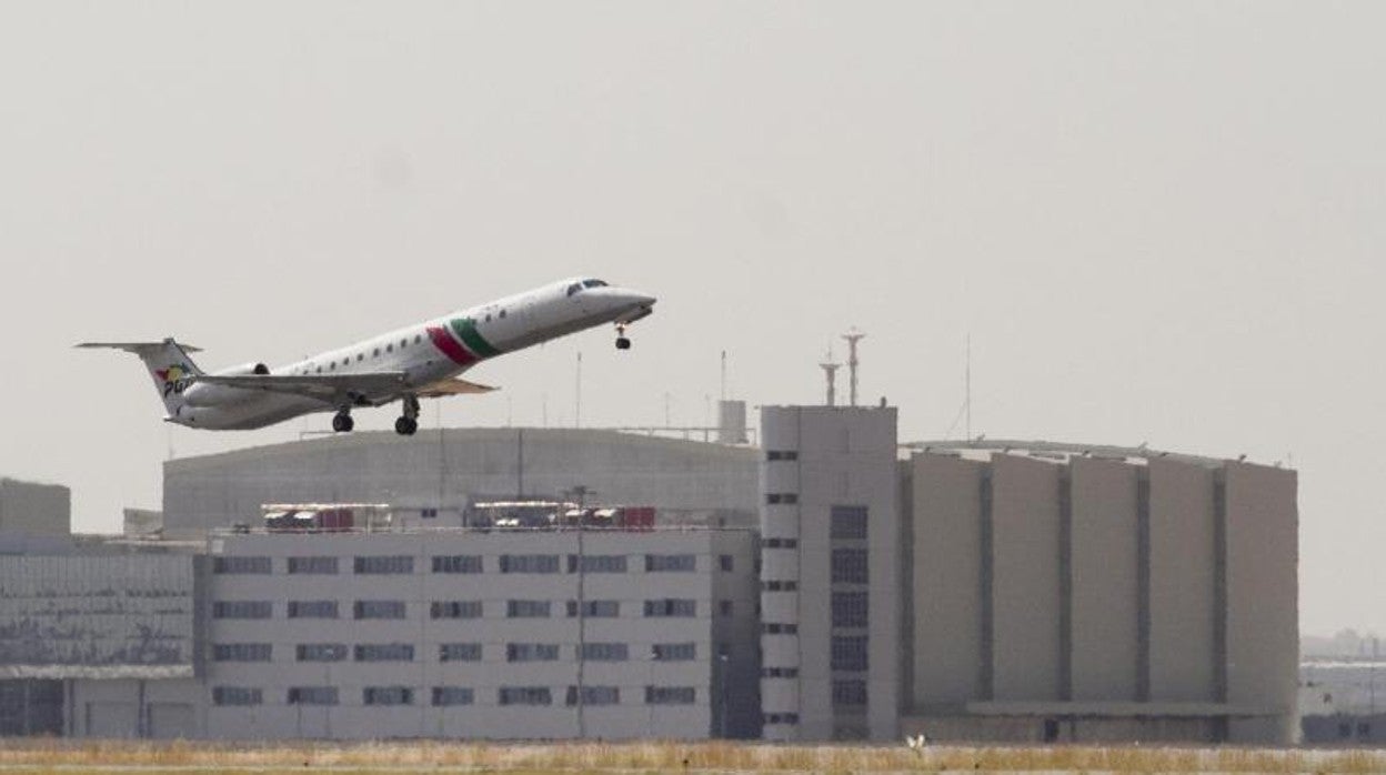 Un avión despega desde el aeropuerto de Sevilla