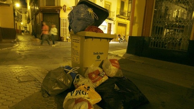 Basura por el Centro de Sevilla: faltan contenedores y sobra incivismo