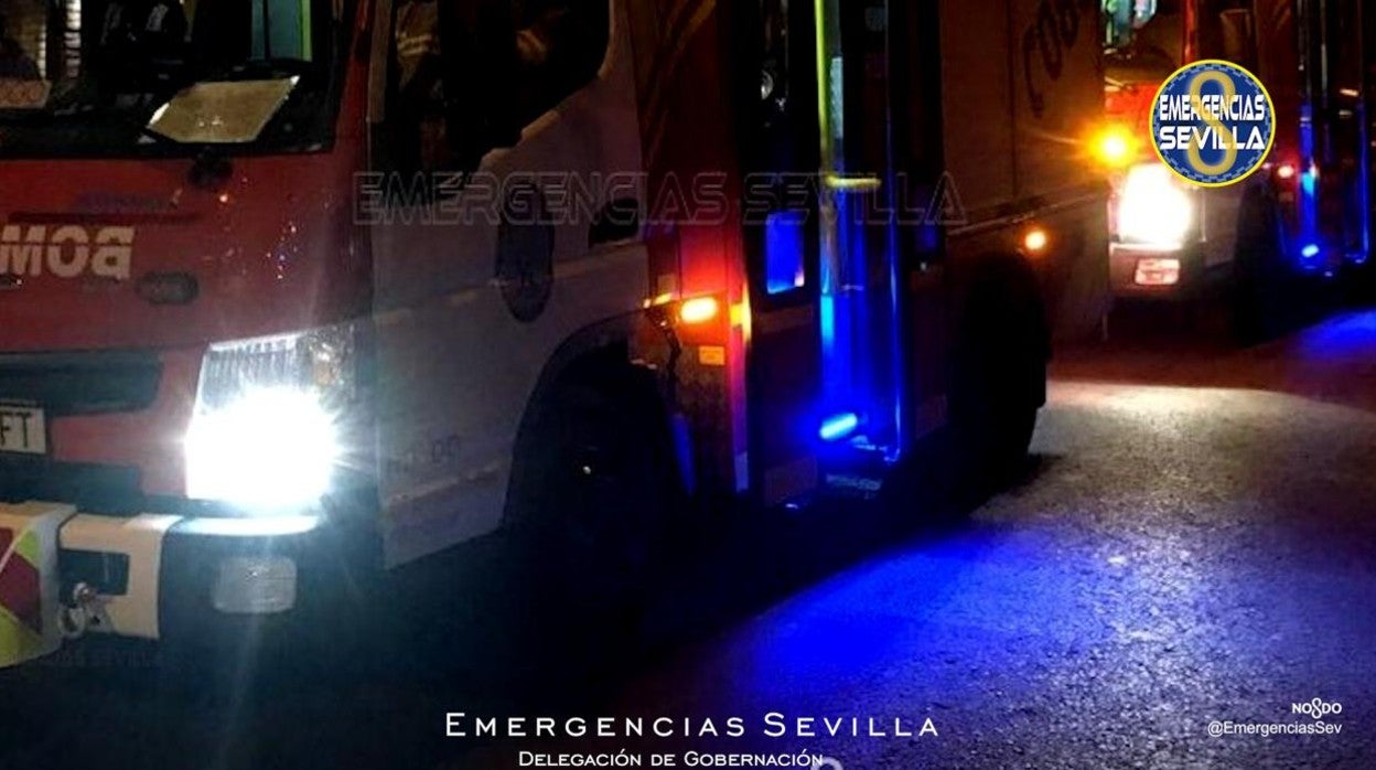 El incendio se ha producido en una vivienda situada en la planta baja de un bloque de la calle Candelas