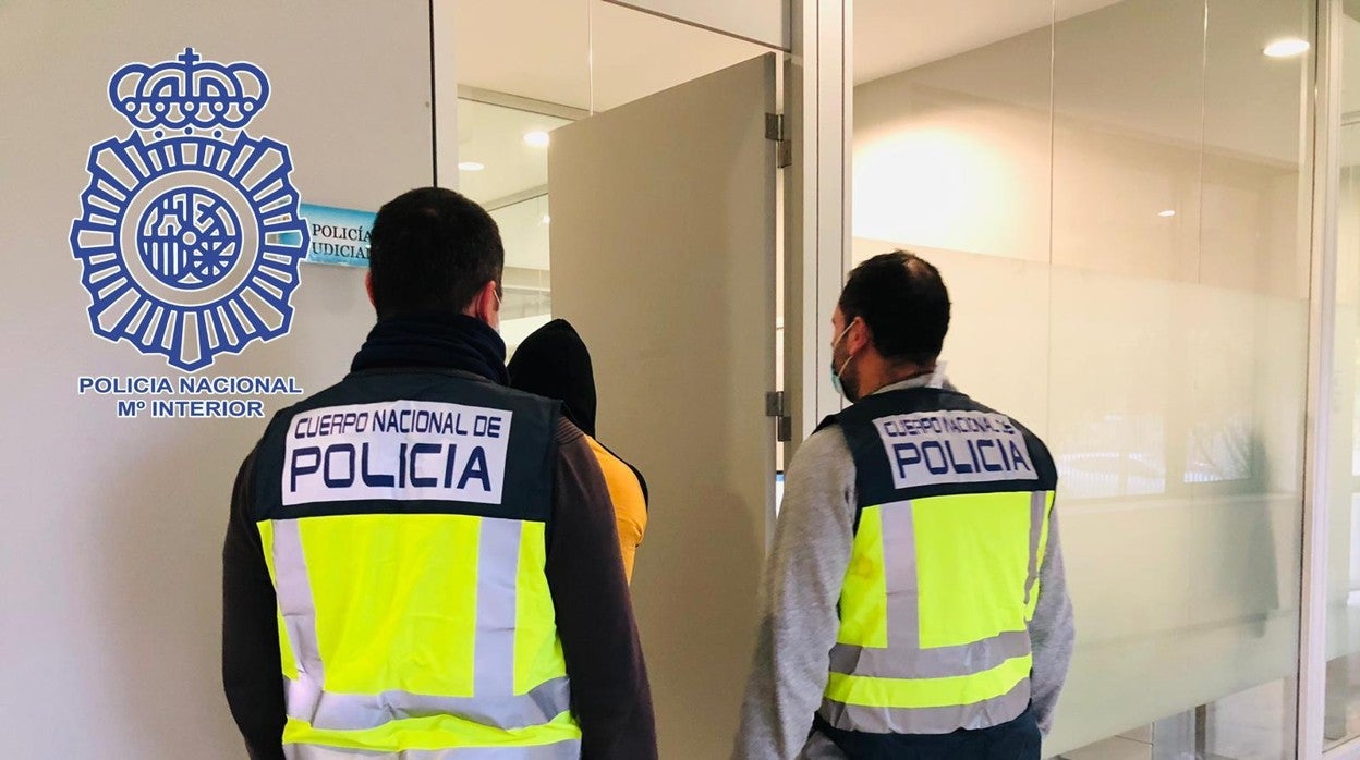 Los agentes trasladan al menor implicado en los hechos