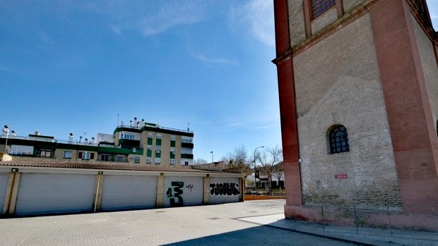 La Torre de los Perdigones de Sevilla lleva tres años cerrada y llena de grafitis y cartones