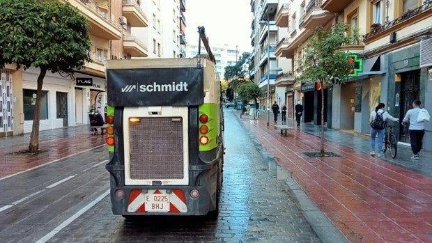 Lipasam inicia el plan de choque contra la suciedad en Sevilla con un lavado intensivo del pavimento