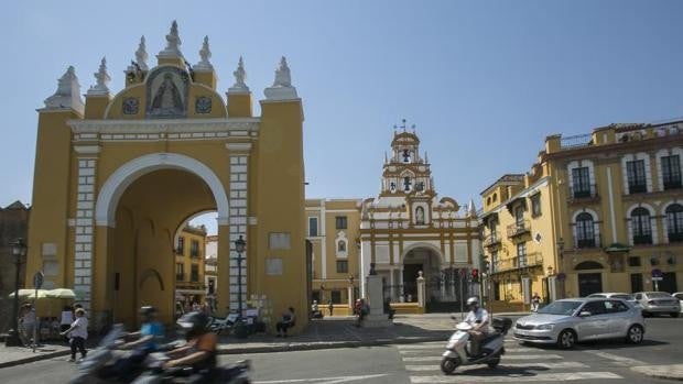 Reducen la calzada entre el Arco de la Macarena y los Jardines del Valle con el traslado del carril bici