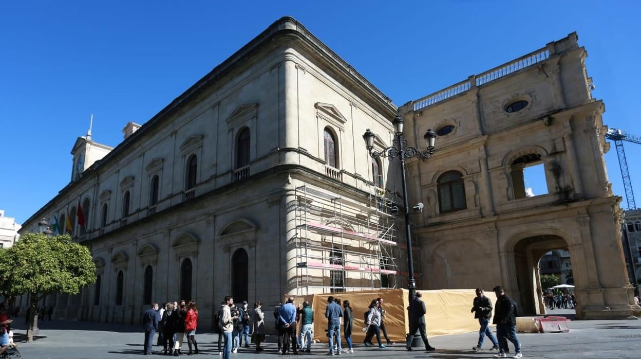 Los andamios ya está colocados en el Ayuntamiento para la restauración