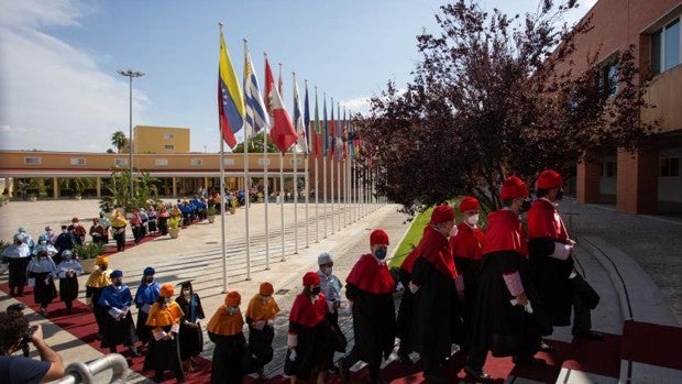 La Universidad Pablo de Olavide prohíbe recibir regalos, viajes e invitaciones a la comunidad universitaria