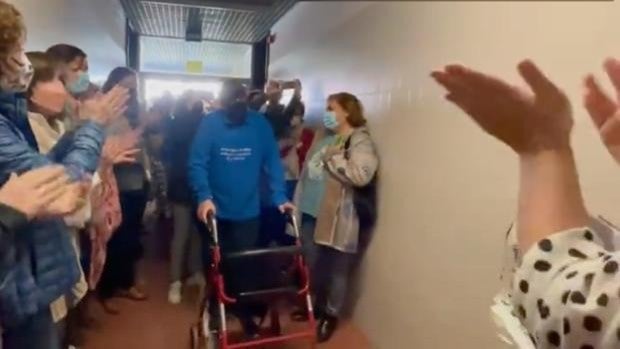 En vídeo: la sorpresa que conmueve a este profesor sevillano tras convivir con el cáncer