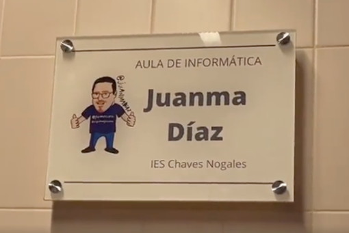 Placa instalada en la puerta del aula de Juanma