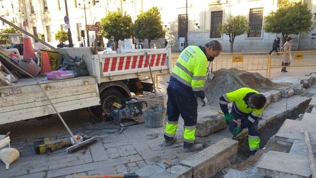 Comienzan en Sevilla las obras para arreglar el pavimento en las calles más transitadas en Semana Santa