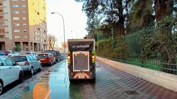 Lipasam contabiliza cerca de 180 actuaciones de limpieza de pavimento en Sevilla en una semana