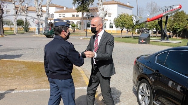 El alcalde de Sevilla agradece al Acuartelamiento de Tablada su implicación en la reactivación turística