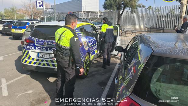 Muere una menor tras chocar el coche en el que viajaba contra una farola en la Cartuja