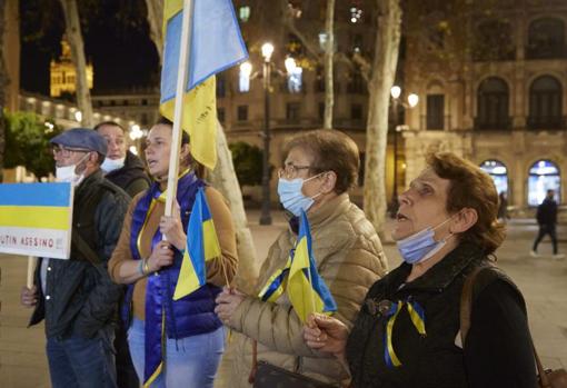 Las Setas de Sevilla se iluminan con los colores de la bandera de Ucrania en apoyo a las víctimas de la guerra