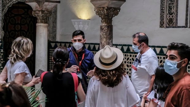 El Alcázar de Sevilla se queda sin audioguías y cancela el acceso al Cuarto Real Alto