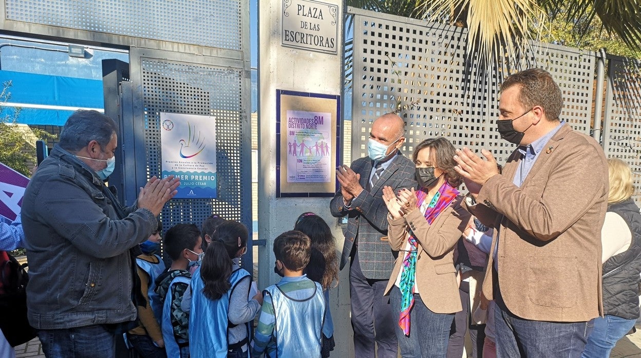 El alcalde de Sevilla junto a niños y profesorado del Colegio Julio César