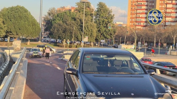 Abren diligencias a un conductor que se adentró por el carril bici del puente del Alamillo 100 metros