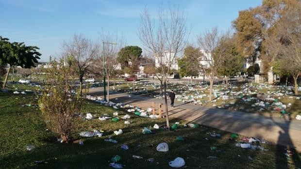 Denuncian al Ayuntamiento de Sevilla en la Fiscalía por permitir los macrobotellones en el Parque Guadaíra