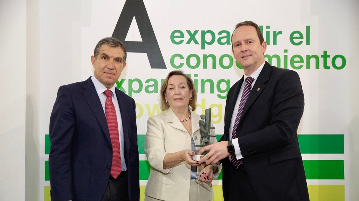 Begoña Rodríguez con el rector de la UNIA, José Ignacio García, y el presidente del TSJA