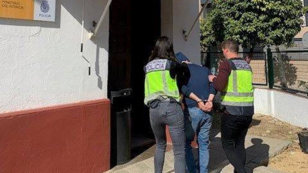 Dos agentes introducen a un detenido en la comisaría de Nervión