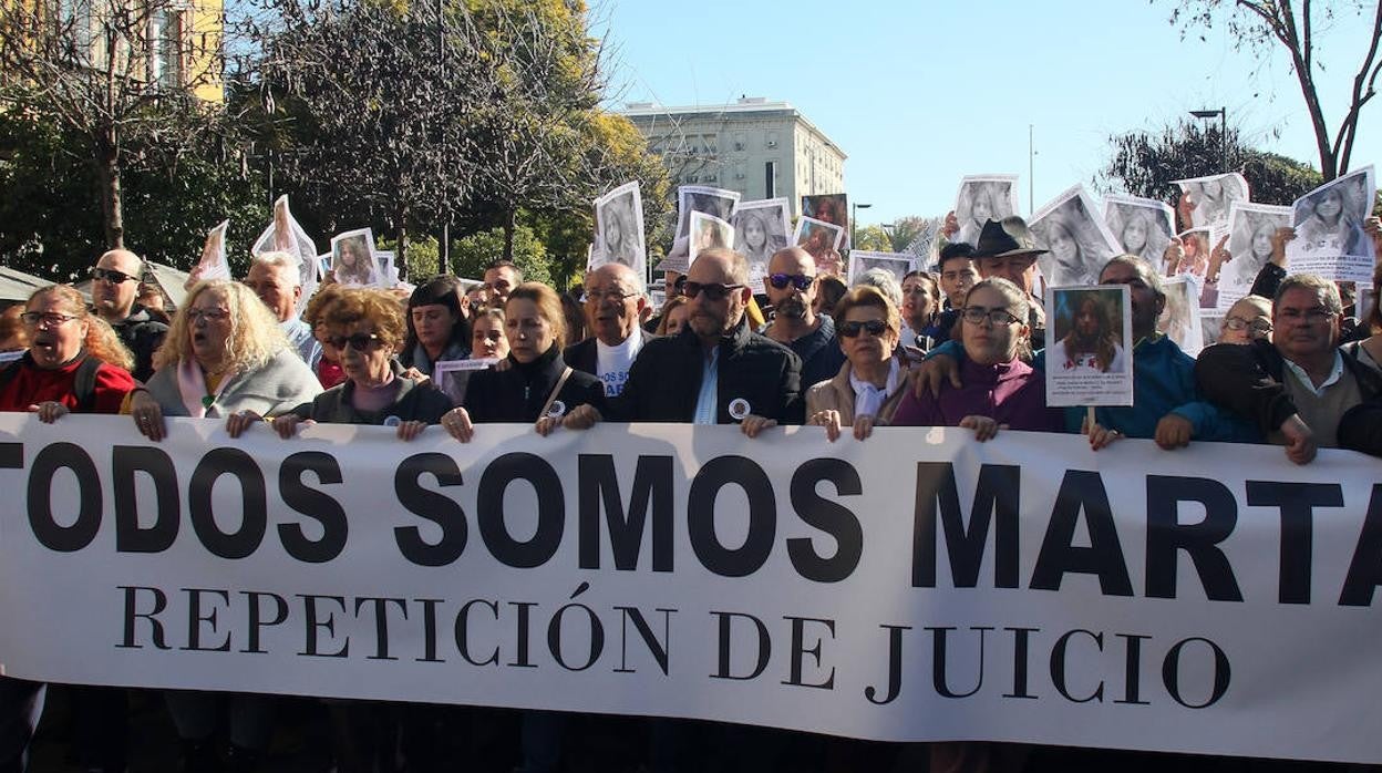 Los padres y el abuelo de Marta al frente de la manifestación por el décimo aniversario de su muerte, celebrada en 2019