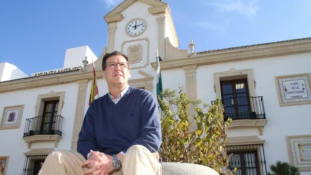 Juanma Moreno apoya al alcalde de Burguillos: «Que el peso de la ley caiga sobre los agresores»