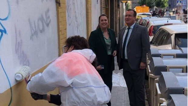 El Ayuntamiento de Sevilla retira las pintadas vandálicas de las calles del Centro antes de la Semana Santa