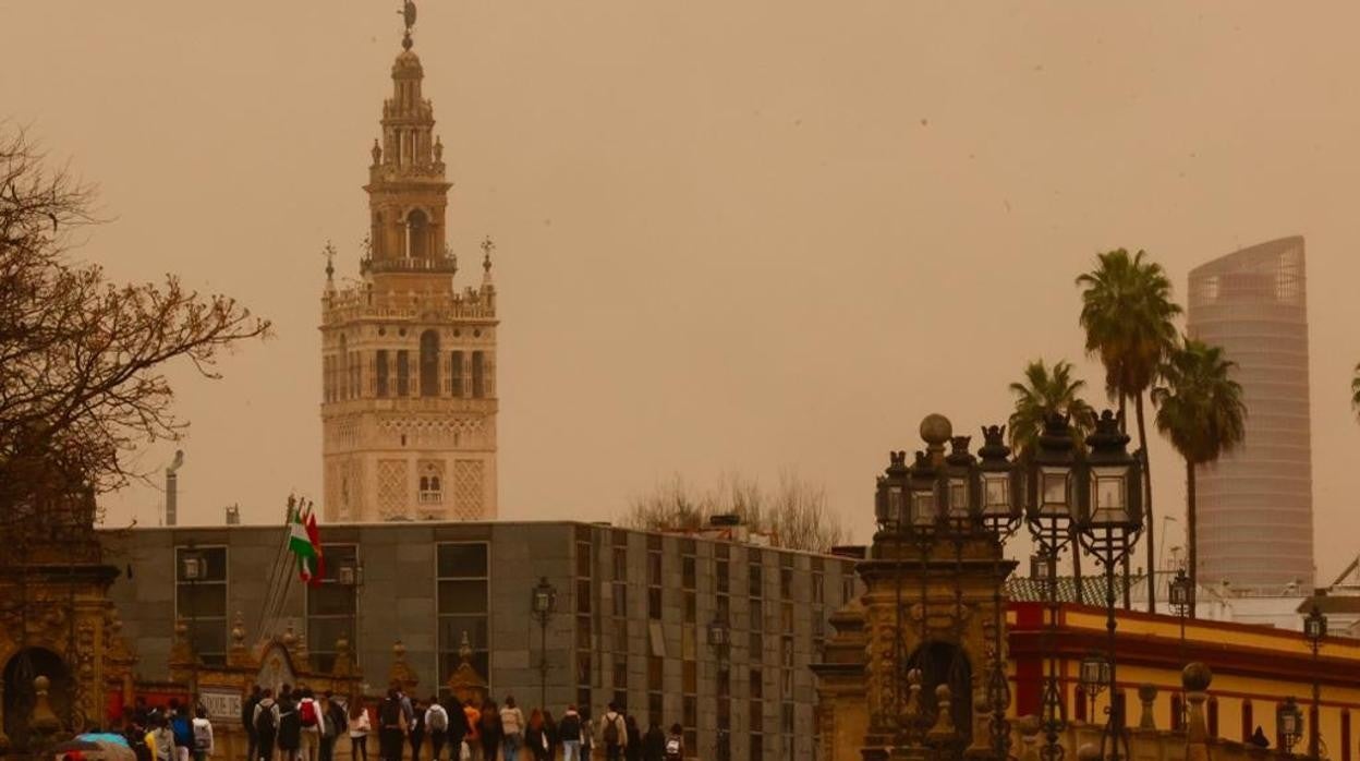 Sevilla ha vuelto a amanecer con un tono anaranjado por la calima provocada por la arena del Sahara