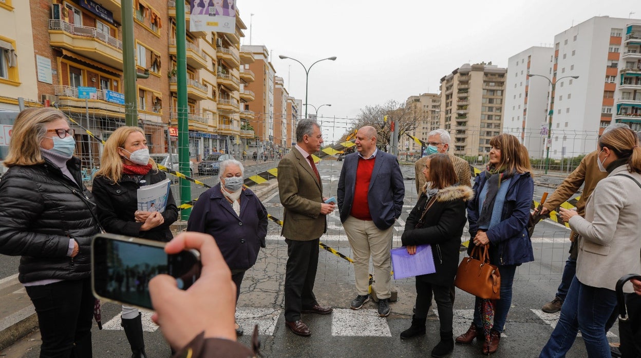 »José Luis Sanz, con vecinos de Nervión en la zona de las obras