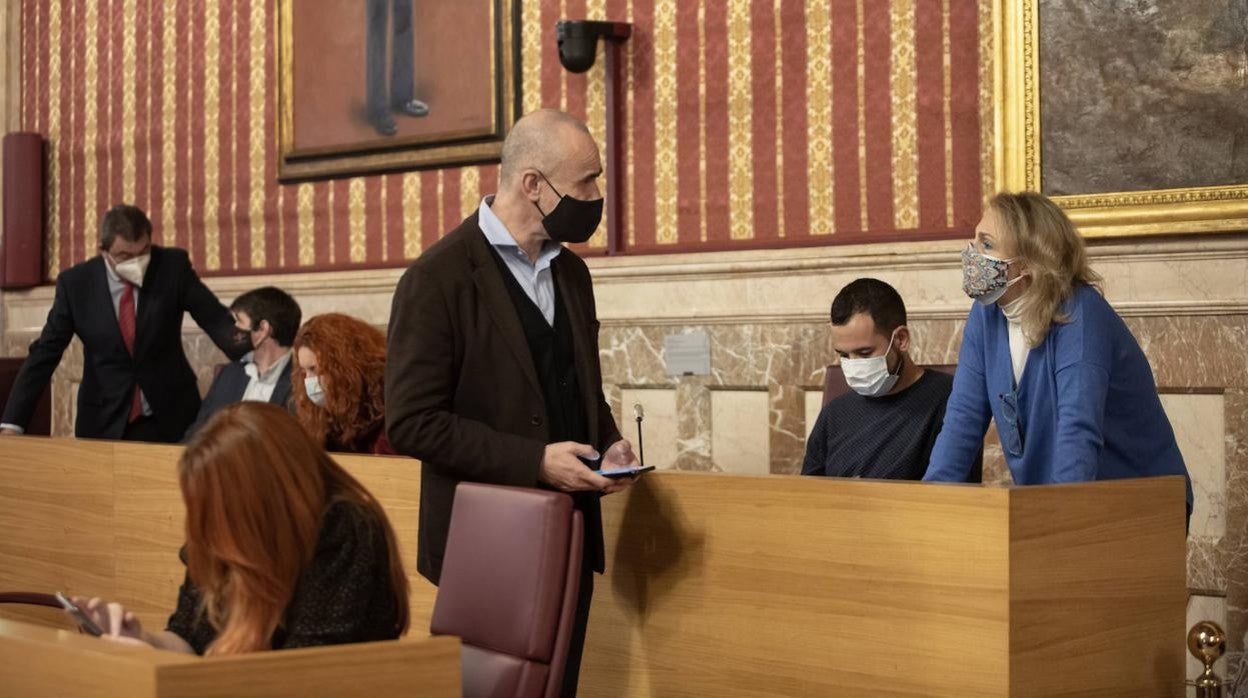 El alcalde, Antonio Muñoz, charla con la concejal de Adelante Eva Oliva