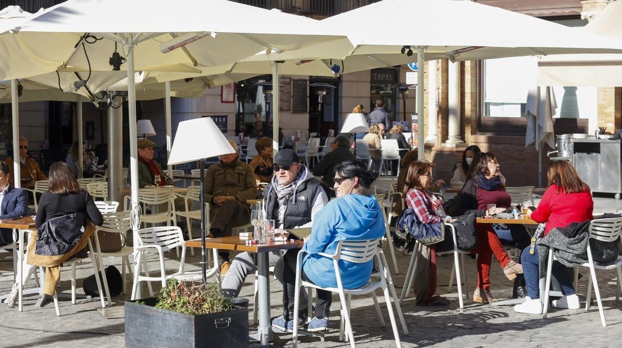 Clientes en una terraza del centro de Sevilla