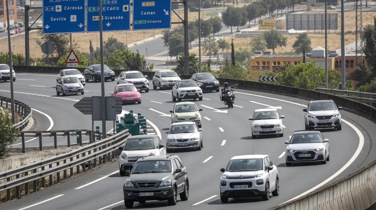 Tráfico denso en una carretera sevillana