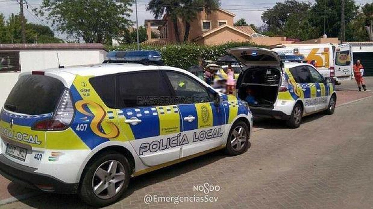 Dos coches de la Policía Local se personaron en el lugar del accidente en el barrio de Santa Clara