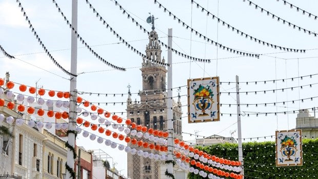 Las calles del Centro volverán a engalanarse durante la Feria de Sevilla de 2022