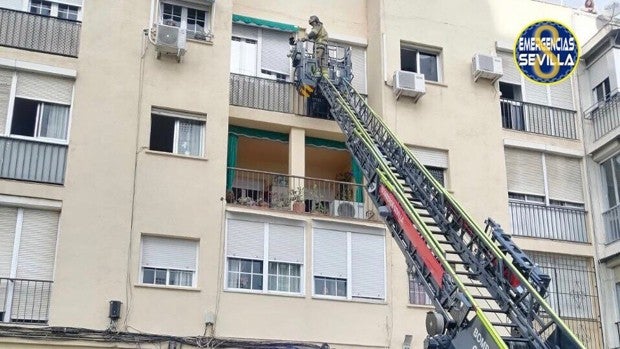 Un joven de 23 años atendido tras inhalar humo en el incendio de su casa en Sevilla