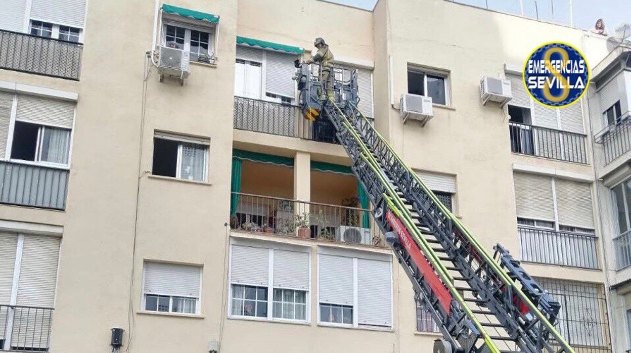 Imagen de los Bomberos accediendo a la vivienda